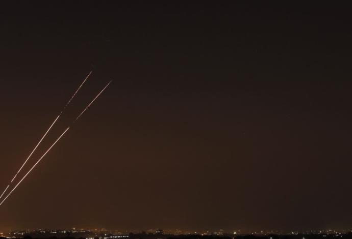 שיגור טילים מרצועת עזה (צילום:  רויטרס)