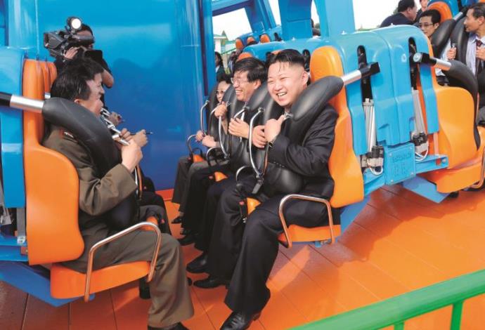 קים ג'ונג און משתעשע בלונה פארק (צילום:  רויטרס)