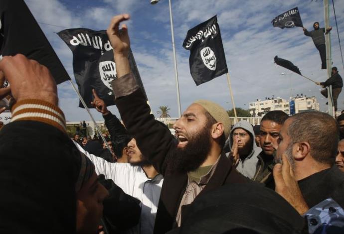 סלפים ברצועת עזה מניפים דגל דאעש (צילום:  רויטרס)