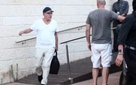 ארט גרפונקל נוחת בנמל התעופה בן גוריון בישראל (צילום: אלירן אביטל)