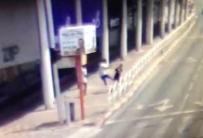 תקיפה ושוד של נער בראשון לציון (צילום:  מצלמות אבטחה, עיריית ראשון לציון)