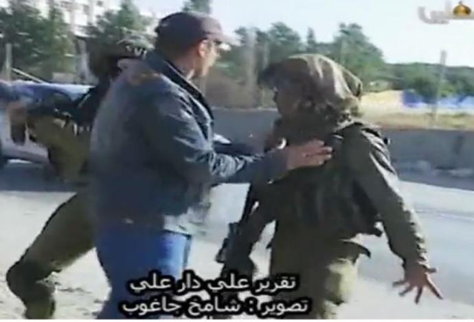 חיילי צה"ל תועדו מכים פלסטיני (צילום:  צילום מסך)