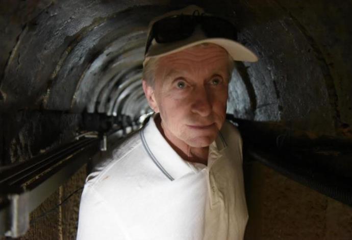 מייקל דאגלס במנהרת טרור בעוטף עזה (צילום:  דובר צה"ל)