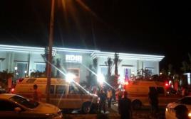כוחות הצלה מחוץ לאולם האירועים ביבנה  (צילום: שרגא קורצוג ואיציק אביטן - סוכנות הידיעות "חדשות 24")