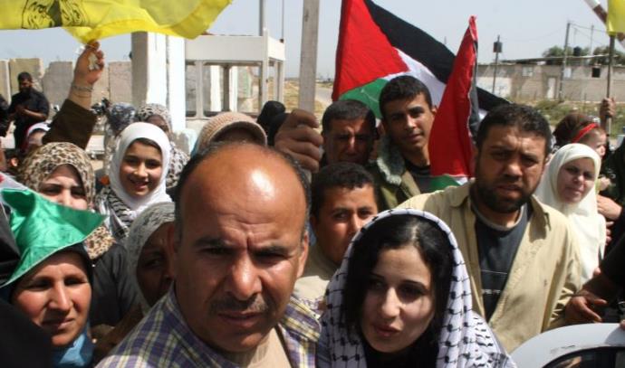 פלסטינים במחסום ארז  (צילום: פלאש 90)