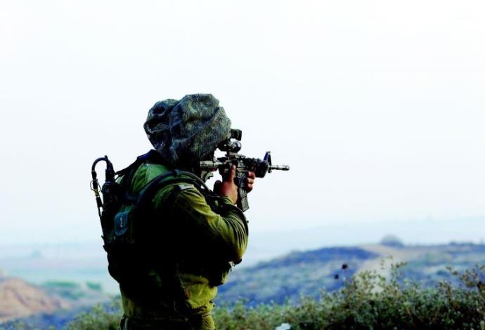 חייל הרצועת עזה בזמן מבצע צוק איתן (צילום:  רויטרס)