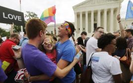 פעילי להט"ב חוגגים לאחר הכרה בנישואים חד מיניים (צילום: רויטרס)