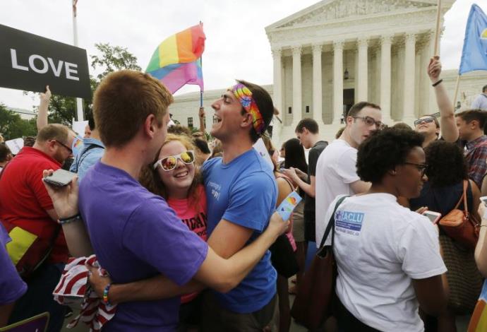 פעילי להט"ב חוגגים לאחר הכרה בנישואים חד מיניים (צילום:  רויטרס)