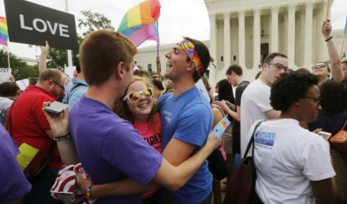 פעילי להט"ב חוגגים לאחר הכרה בנישואים חד מיניים (צילום: רויטרס)