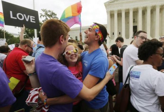 פעילי להט"ב חוגגים לאחר הכרה בנישואים חד מיניים (צילום:  רויטרס)