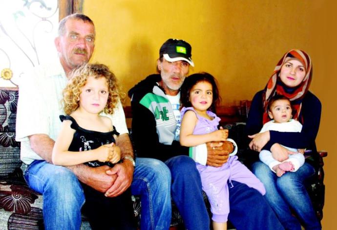 אורי אבוטבול ומשפחתו (צילום:  יאסר עוקבי)