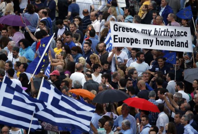 מפגינים ביוון (צילום:  רויטרס)