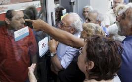 פנסיונרים ביוון מנסים למשוך כסף מהבנק (צילום: רויטרס)