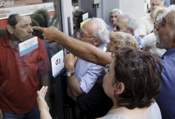 פנסיונרים ביוון מנסים למשוך כסף מהבנק (צילום:  רויטרס)