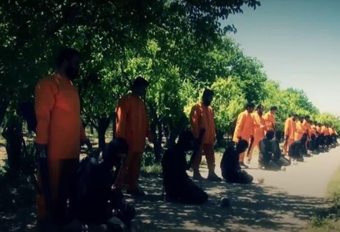 אנשי צבא האסלם מוציאים להורג שבויים מדאעש (צילום:  יוטיוב)