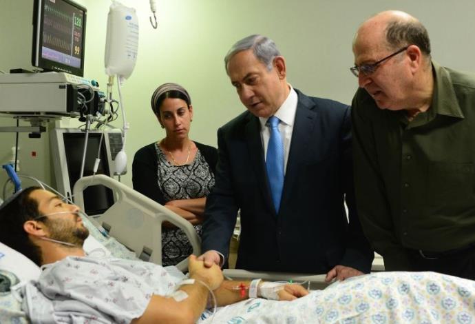 ראש הממשלה נתניהו ושר הביטחון יעלון מבקרים את פצועי הפיגועים (צילום:  קובי גדעון, לע"מ)