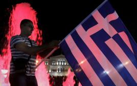חוגגים ביוון את תוצאות משאל העם (צילום: רויטרס)