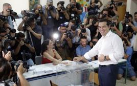 ראש ממשלת יוון מצביע במשאל העם (צילום: רויטרס)
