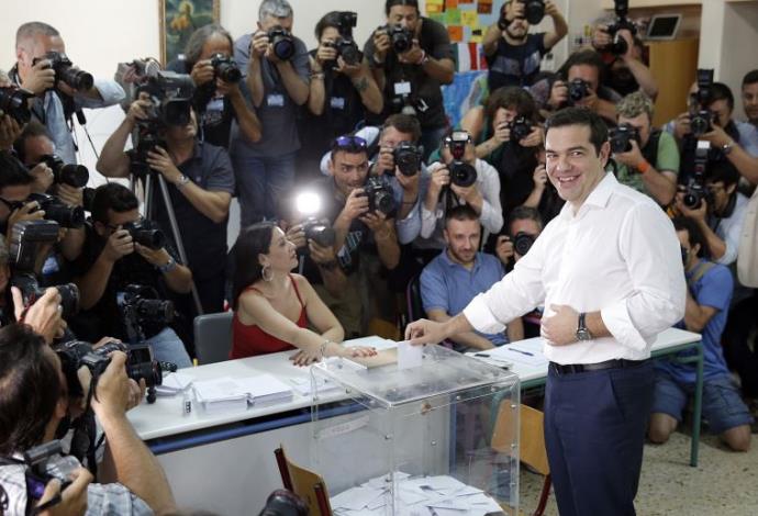 ראש ממשלת יוון מצביע במשאל העם (צילום:  רויטרס)