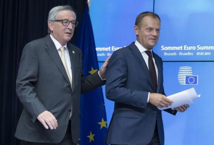 נשיא נציבות האירופי ז'אן קלוד יונקר (משמאל) ונשיא המועצה האירופי דונלד טוסק בישיבת החירום בבריסל  (צילום:  רויטרס)