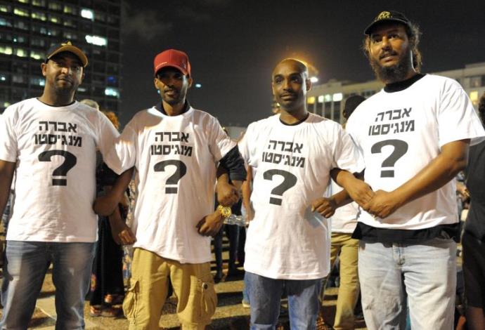 חולצות "אברה מנגיסטו?" במחאת יוצאי אתיופיה (צילום:  אבשלום ששוני)