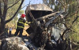 המשאית שהתהפכה ועלתה באש (צילום: דוברות כבאות מחוז צפון)