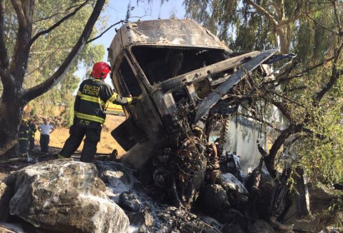 המשאית שהתהפכה ועלתה באש (צילום:  דוברות כבאות מחוז צפון)