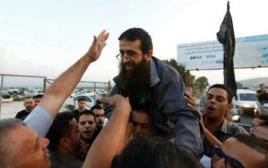 עדנאן חאדר עם שחרורו ממעצר (צילום: טוויטר חמאס)