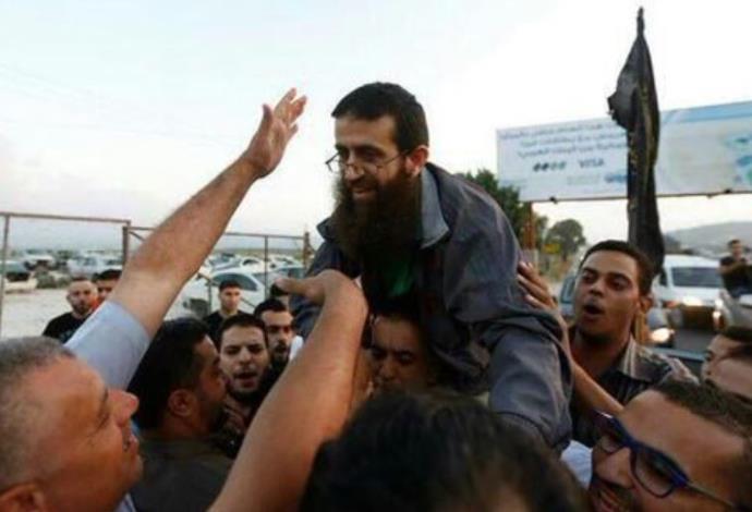 עדנאן חאדר עם שחרורו ממעצר (צילום:  טוויטר חמאס)