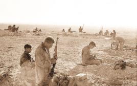 הנחיתה של הצנחנים במיתלה במבצע קדש (צילום: אברהם ורד, "במחנה")