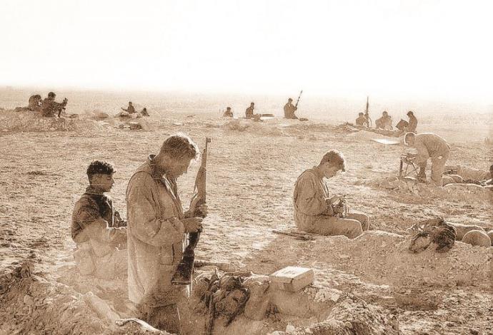 הנחיתה של הצנחנים במיתלה במבצע קדש (צילום:  אברהם ורד, "במחנה")