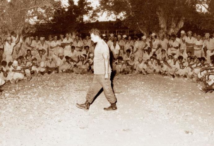 מוטה גור כמפקד גדוד 88 בשנת 1956, במבצע לולב (צילום:  אברהם ורד, "במחנה")