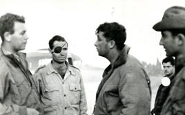 מוטה גור (משמאל) עם אריק שרון (שלישי מימין) (צילום: במחנה)