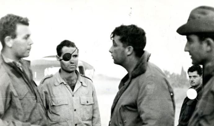 מוטה גור (משמאל) עם אריק שרון (שלישי מימין) (צילום: במחנה)
