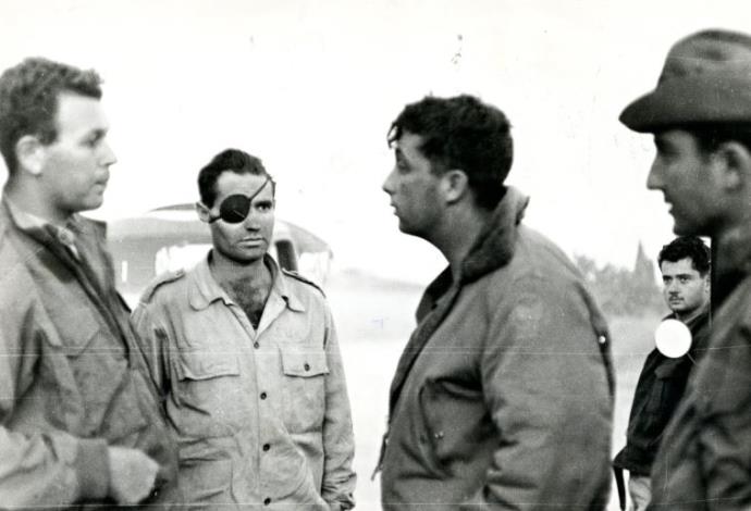 מוטה גור (משמאל) עם אריק שרון (שלישי מימין) (צילום:  במחנה)