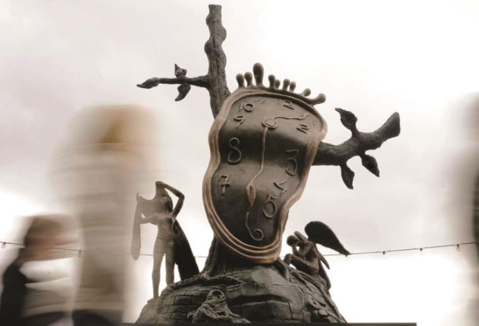 תודעה קצרת רוח. פסל השעון הנוזל של סלבדור דאלי (צילום:  רויטרס)
