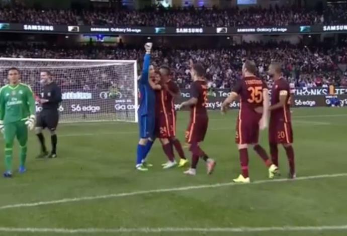 שחקני רומא חוגגים את הניצחון במשחק האימון מול ריאל מדריד (צילום:  צילום מסך)