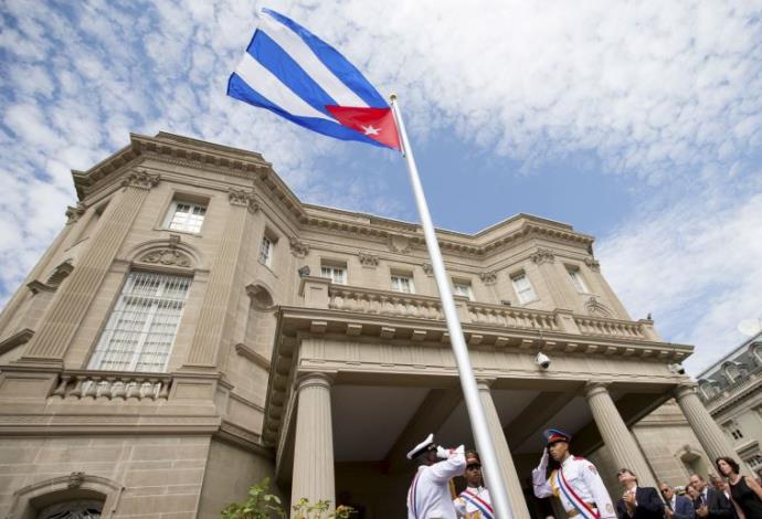 דגל קובה מונף מעל בניין השגרירות בוושינגטון (צילום:  רויטרס)
