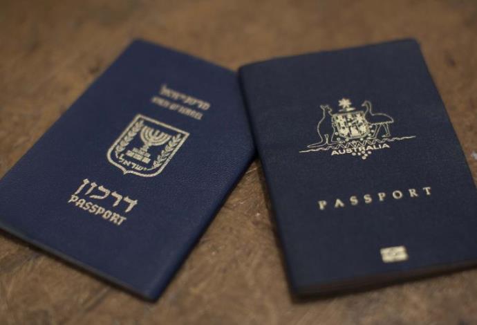 דרכונים  (צילום:  יונתן סינדל, פלאש 90)