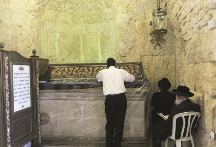 מתפללים בקבר דוד (צילום:  אריאל בשור)
