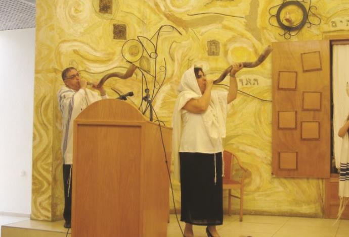 תפילה יהודית רפורמית בבית כנסת רפורמי (צילום:  בית דניאל)