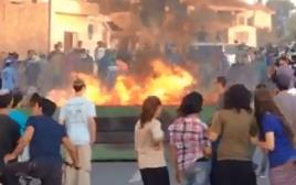שריפת פח במהלך העימותים בבית אל (צילום: צילום מסך)