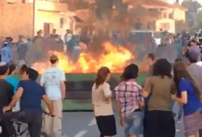 שריפת פח במהלך העימותים בבית אל (צילום:  צילום מסך)