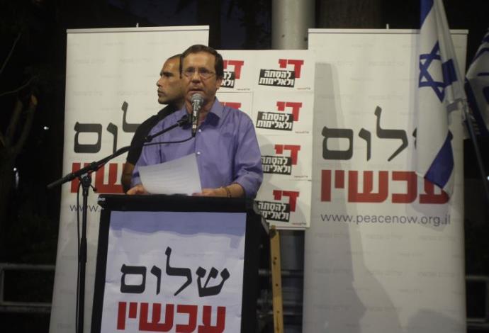ח"כ יצחק הרצוג בעצרת השמאל בכיכר רבין (צילום:  אבשלום ששוני)