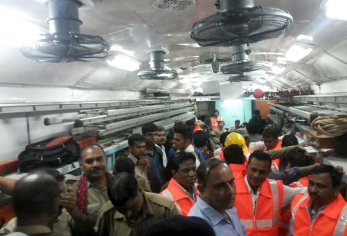 צוותי החילוץ בתאונת הרכבות בהודו (צילום:  רויטרס)