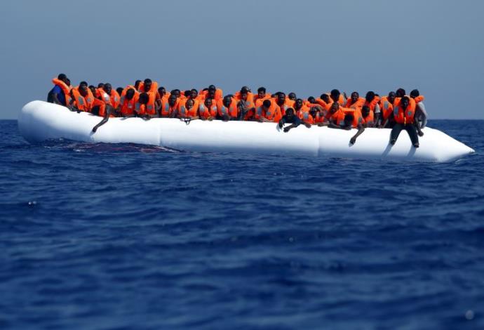 מהגרים מחכים לחילוץ השבוע (צילום:  רויטרס)
