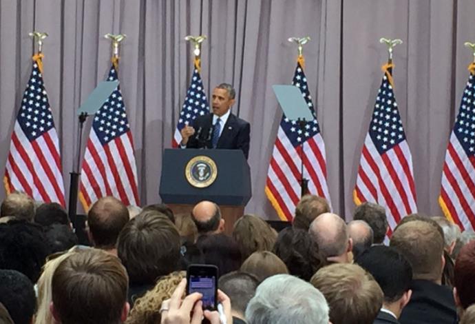 ברק אובמה נושא נאום (צילום:  דנה סומברג)