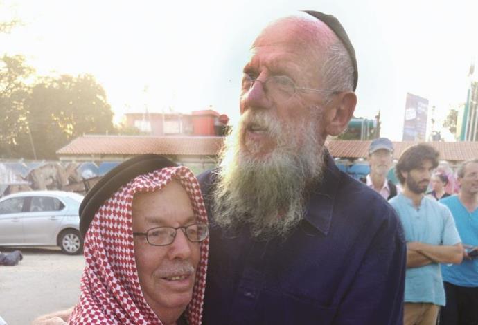 הרב יעקב מדן עם איבראהים אבו אל הווא (צילום:  שרה ב"ק)