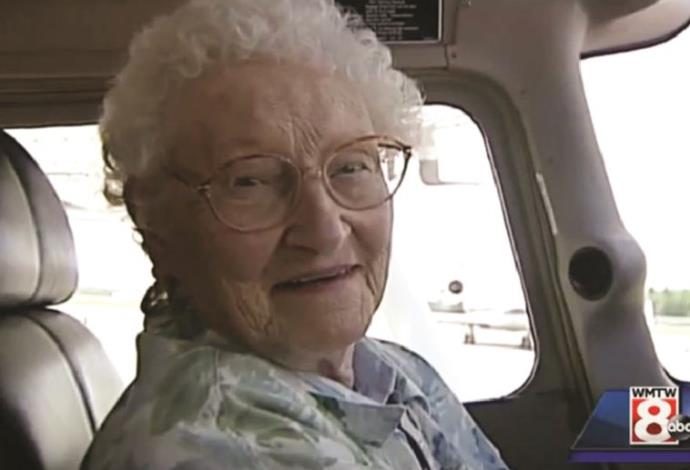 קשישה בת 91 בקוקפיט (צילום:  WMTV)
