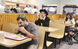 יהודים אוכלים במסעדה כשרה בברוקלין, מסעדות כשרות (צילום: סרג' אטאל, פלאש 90)